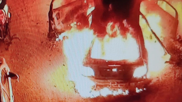 Άγνωστοι έβαλαν φωτιά σε αυτοκίνητο αστυνομικού στα Πετράλωνα